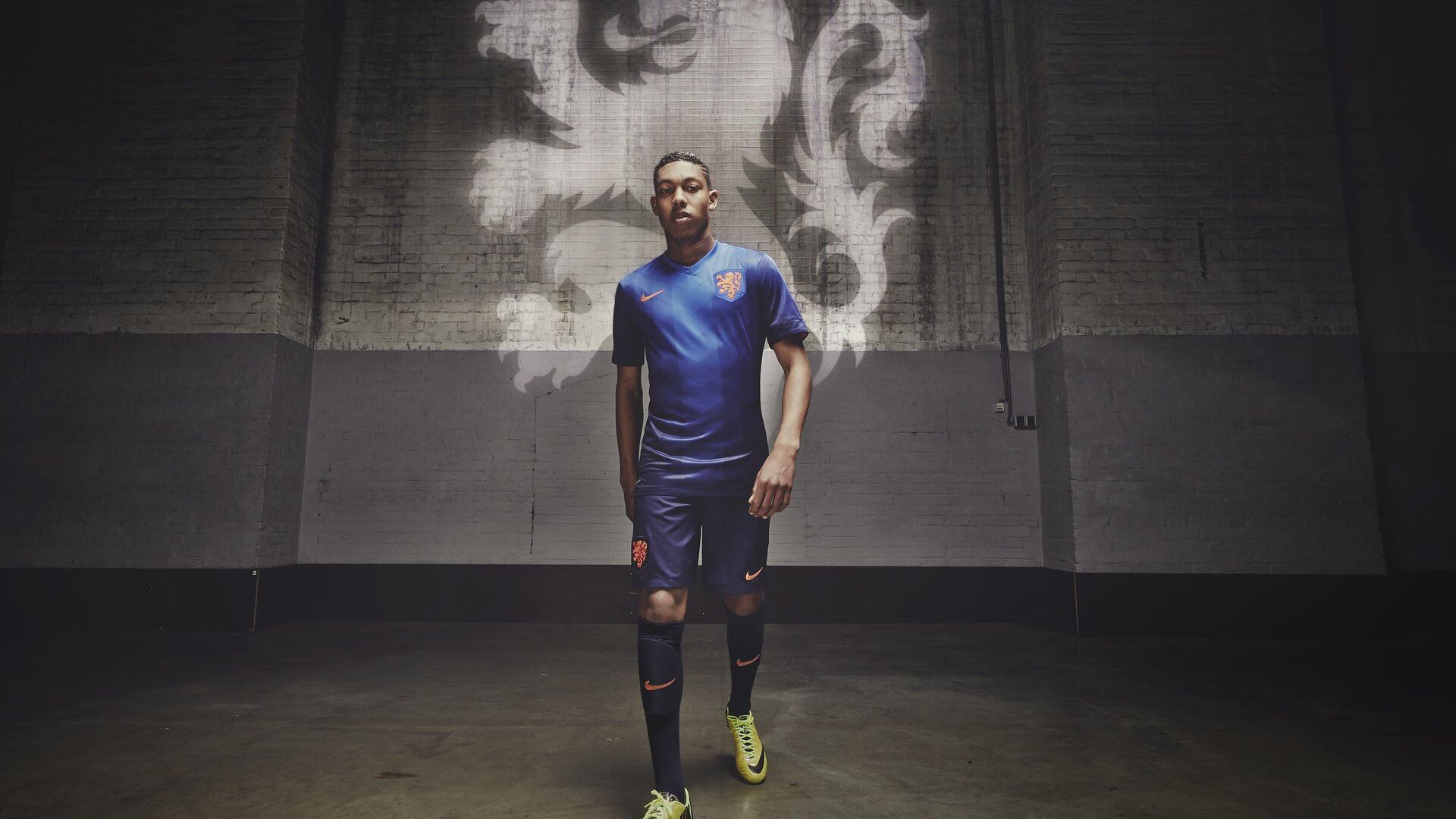 “华金·托比利亚的传球精准度与反应速度,帮助美洲狮队形成强大防线”